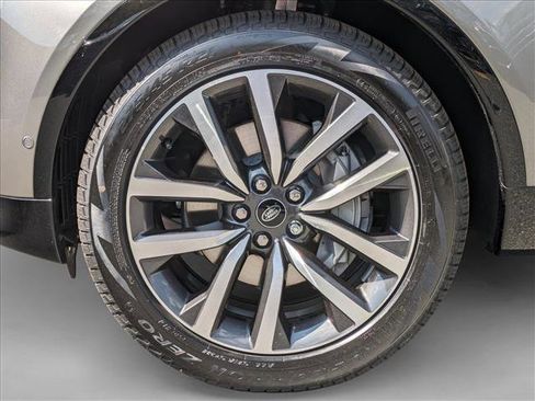 Used 2024 Land Rover Discovery Dynamic SE image 10