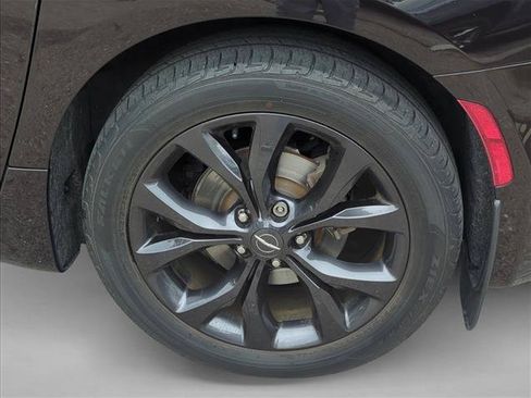 Used 2019 Chrysler Pacifica Limited w/ Advanced Safetytec Group FWD image 6