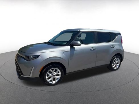 Used 2025 Kia Soul LX w/ LX Technology Package FWD image 8