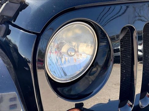 Used 2010 Jeep Wrangler Unlimited Sahara image 27