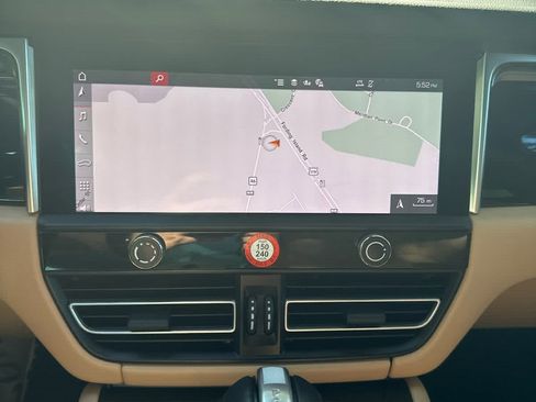 Used 2024 Porsche Macan image 24