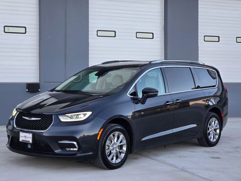 Used 2021 Chrysler Pacifica Touring-L w/ Premium & Safety Sphere Group image 4