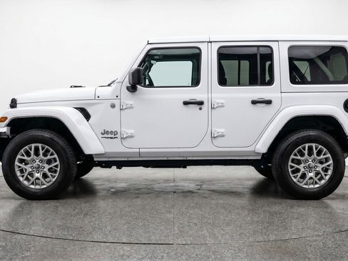 Used 2025 Jeep Wrangler Sahara image 5
