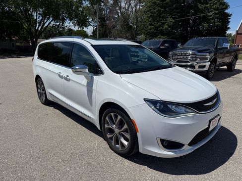 Used 2017 Chrysler Pacifica Limited FWD image 3