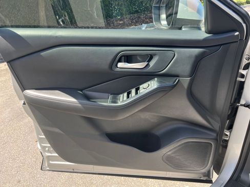 Used 2025 Nissan Rogue SV image 18