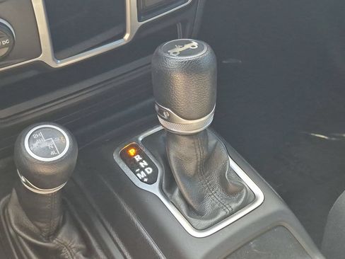 Used 2018 Jeep Wrangler Unlimited Sport AWD/4WD image 17