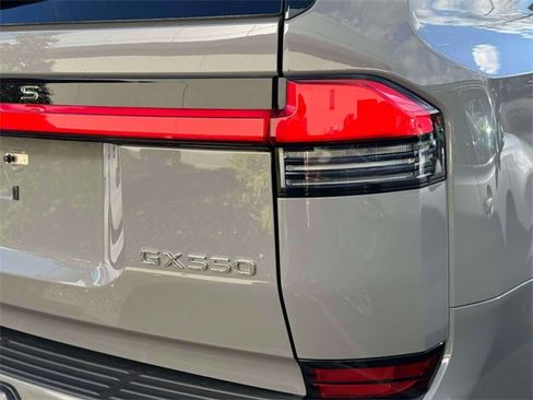 Used 2024 Lexus GX 550 image 11