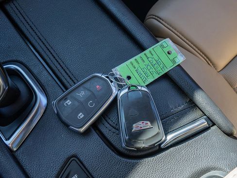 Used 2017 Cadillac XT5 Platinum image 32