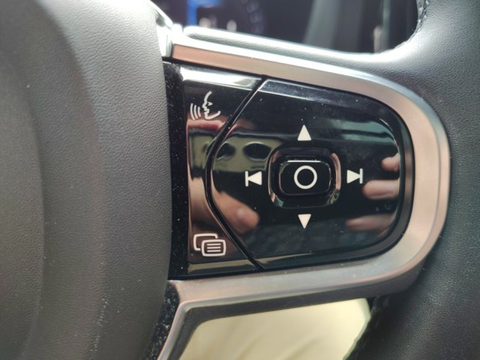 Used 2023 Volvo XC60 B5 Plus w/ Climate Package FWD image 27