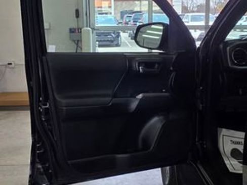 Used 2017 Toyota Tacoma TRD Sport image 11