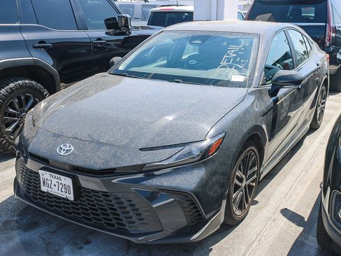 Used 2025 Toyota Camry SE FWD image 5