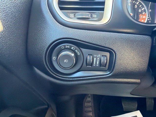 Used 2017 Jeep Renegade Latitude w/ Popular Equipment Group AWD/4WD image 26