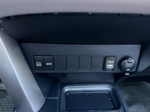 Used 2018 Toyota RAV4 XLE image 10