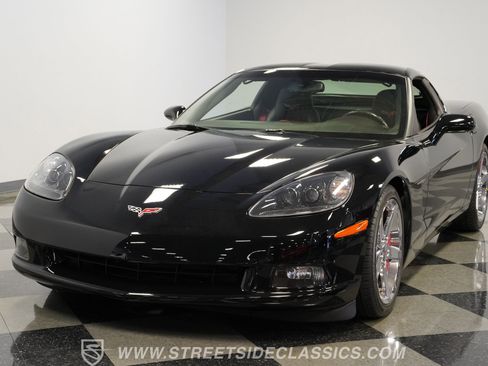 Used 2007 Chevrolet Corvette Coupe w/ Performance Package RWD image 19