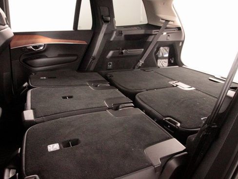 Certified 2022 Volvo XC90 T6 Momentum w/ Protection Package image 28