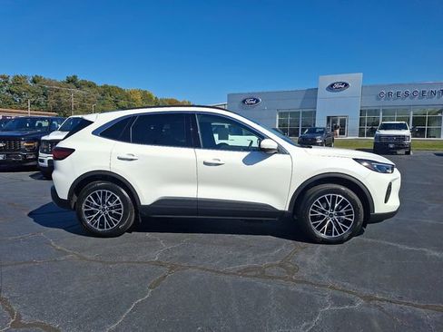 New 2025 Ford Escape SE w/ PHEV Premium Package FWD image 7