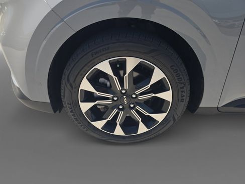 Used 2024 Kia Carnival EX FWD image 9