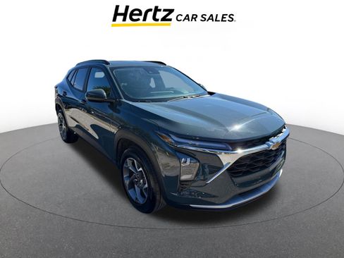 Used 2025 Chevrolet Trax LT image 1