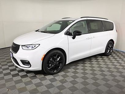 New 2026 Chrysler Pacifica Select
