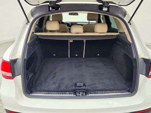 Used 2018 Mercedes-Benz GLC 300 4MATIC w/ Premium Package image 18