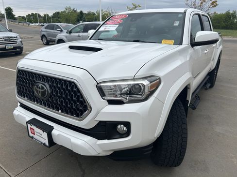 Used 2018 Toyota Tacoma TRD Sport AWD/4WD image 3
