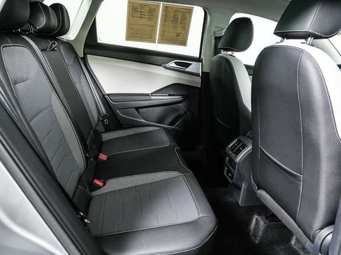 Certified 2025 Volkswagen Taos SE w/ Panoramic Sunroof Package FWD image 25
