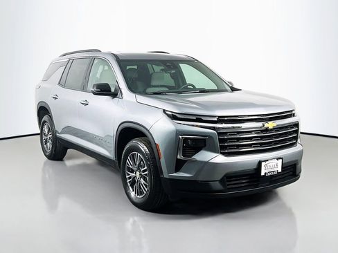 Used 2025 Chevrolet Traverse LT image 3