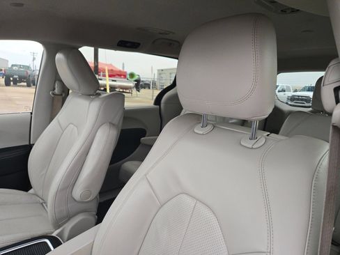 Used 2020 Chrysler Pacifica Touring-L Plus FWD image 9