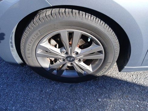 Used 2017 Hyundai Elantra SE image 5