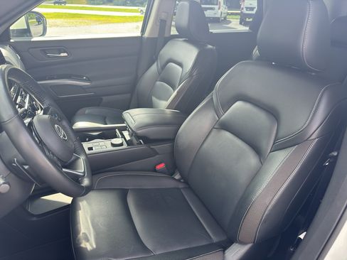 Used 2023 Nissan Pathfinder SL w/ Cargo Package AWD/4WD image 9