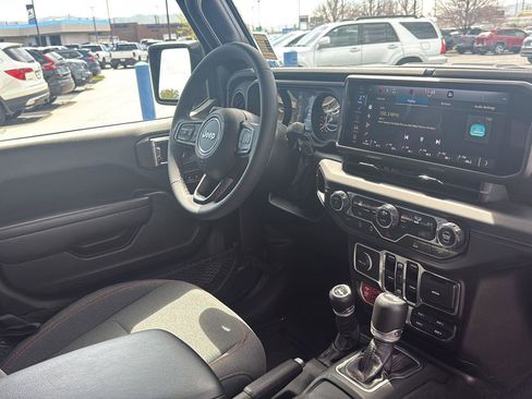 Used 2025 Jeep Wrangler Unlimited Rubicon image 34