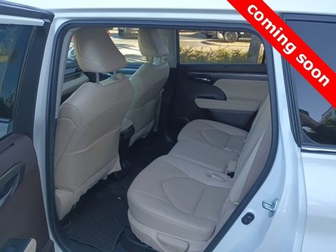 Used 2021 Toyota Highlander Limited image 3