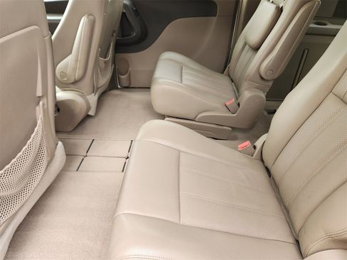 Used 2011 Chrysler Town & Country Touring-L image 28