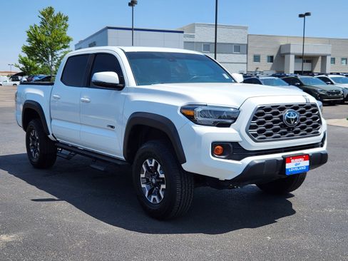 Used 2023 Toyota Tacoma TRD Off-Road w/ TRD Premium Off Road Package AWD/4WD image 4