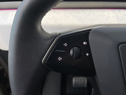 Used 2024 Tesla Cybertruck AWD Crew Cab image 18