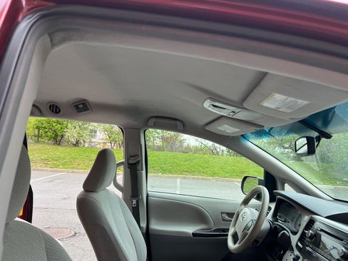 Used 2014 Toyota Sienna LE FWD image 18