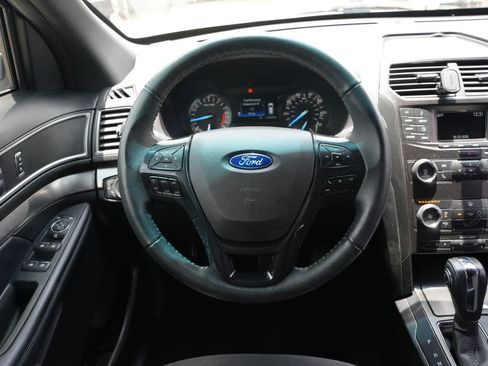 Used 2018 Ford Explorer XLT FWD image 9