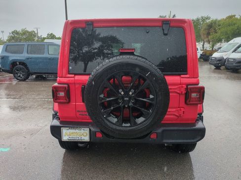 Used 2025 Jeep Wrangler Unlimited Sahara AWD/4WD image 7