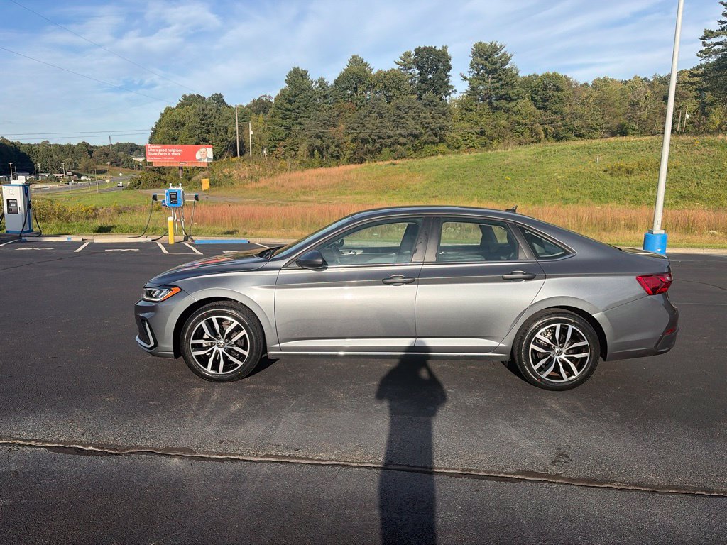 Used 2025 Volkswagen Jetta SE FWD image 5