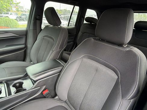 Used 2024 Jeep Grand Cherokee Laredo w/ Luxury Tech Group I AWD/4WD image 17