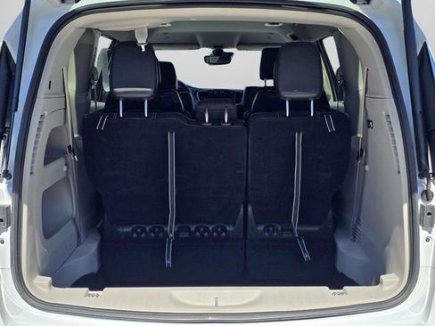 Used 2024 Chrysler Pacifica Touring-L image 15