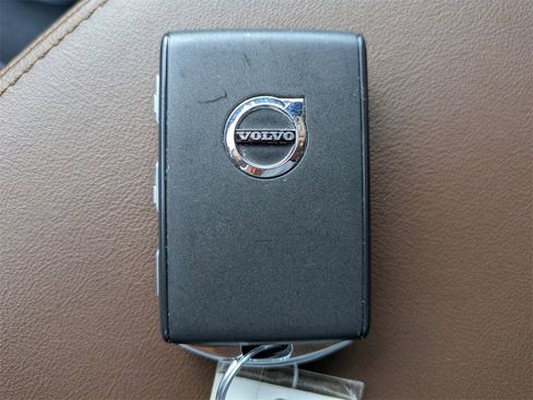 Certified 2023 Volvo XC60 B5 Ultimate w/ Climate Package image 30