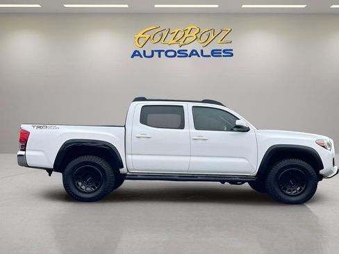 Used 2017 Toyota Tacoma TRD Sport image 9
