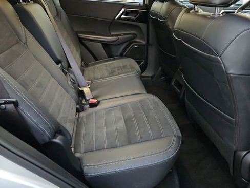Used 2025 Mitsubishi Outlander SE image 18