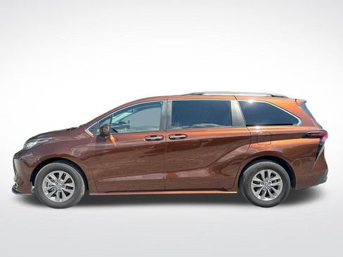 Used 2023 Toyota Sienna XLE FWD image 2