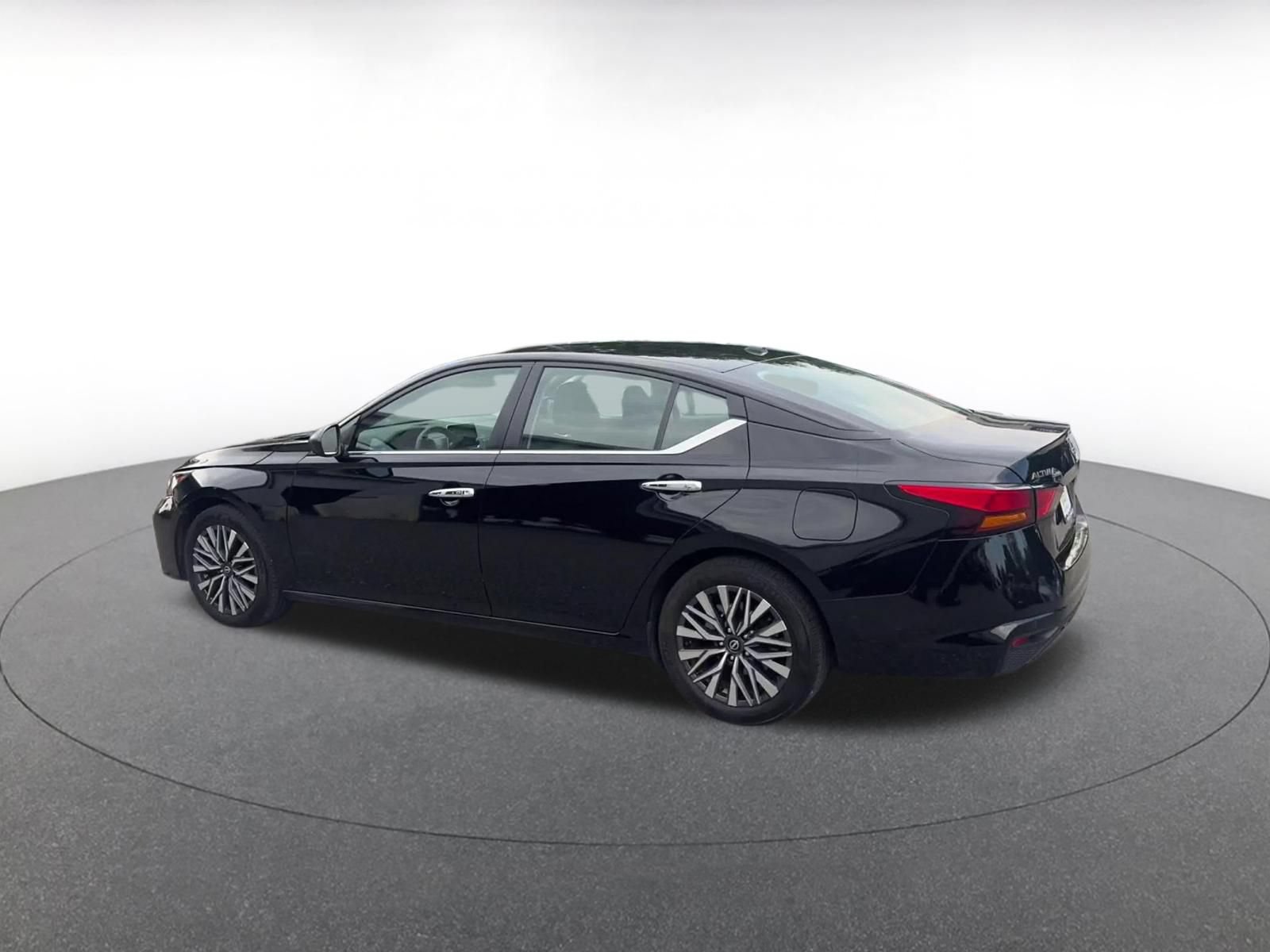 Used 2025 Nissan Altima 2.5 SV FWD image 8