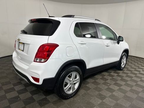 Used 2022 Chevrolet Trax LT w/ LT Convenience Package image 3