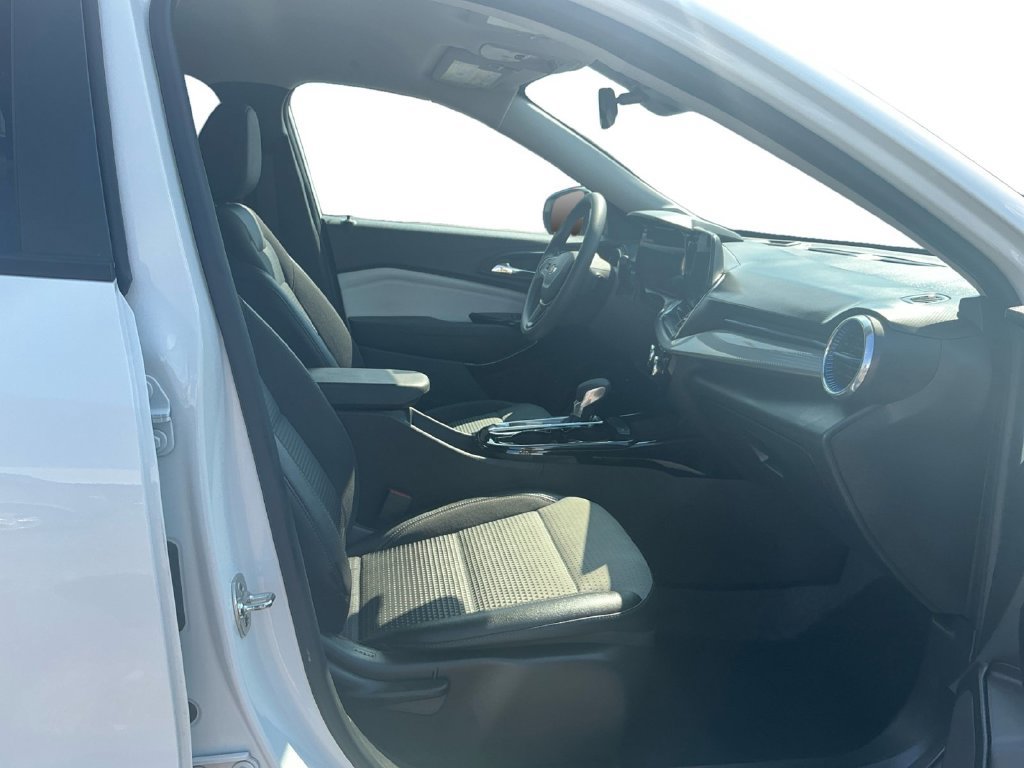 Used 2025 Chevrolet Trax LT FWD image 22