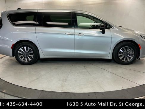 Used 2024 Chrysler Pacifica Limited FWD image 6