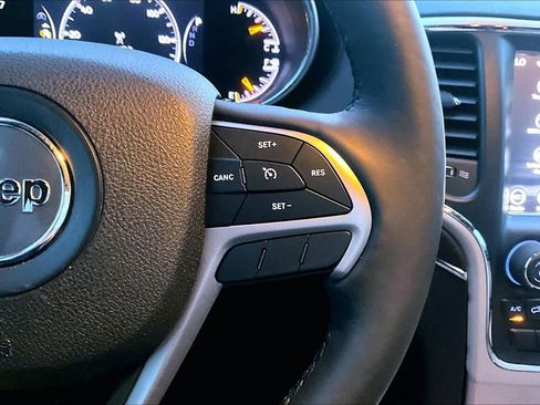 Used 2018 Jeep Grand Cherokee Limited image 23